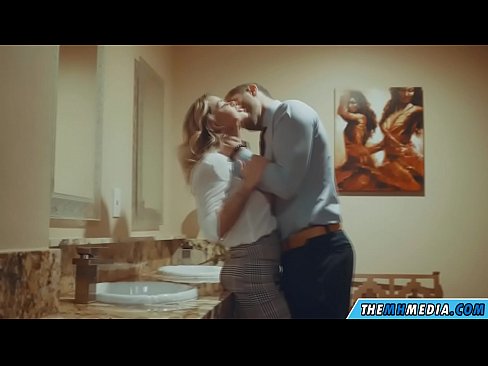 ❤️ כשבלונדינית חזה מפתה אותך בשירותים ציבוריים ❤ סרטון פורנו אצלנו ❌️❤
